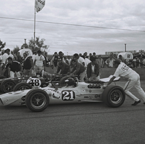 Les monoplaces sont poussées par les mécaniciens jusqu'à leur emplacement sur la grille de départ
© D. Friedman